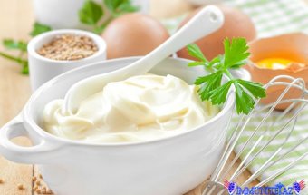 Salatlarda istfadə edilən mayonezi nə ilə əvəz eləmək olar?